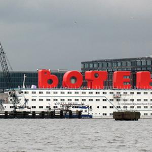 تصویر - اتاقهایی به شکل حروف انگلیسی بر روی سقف هتل شناور BOTEL - معماری